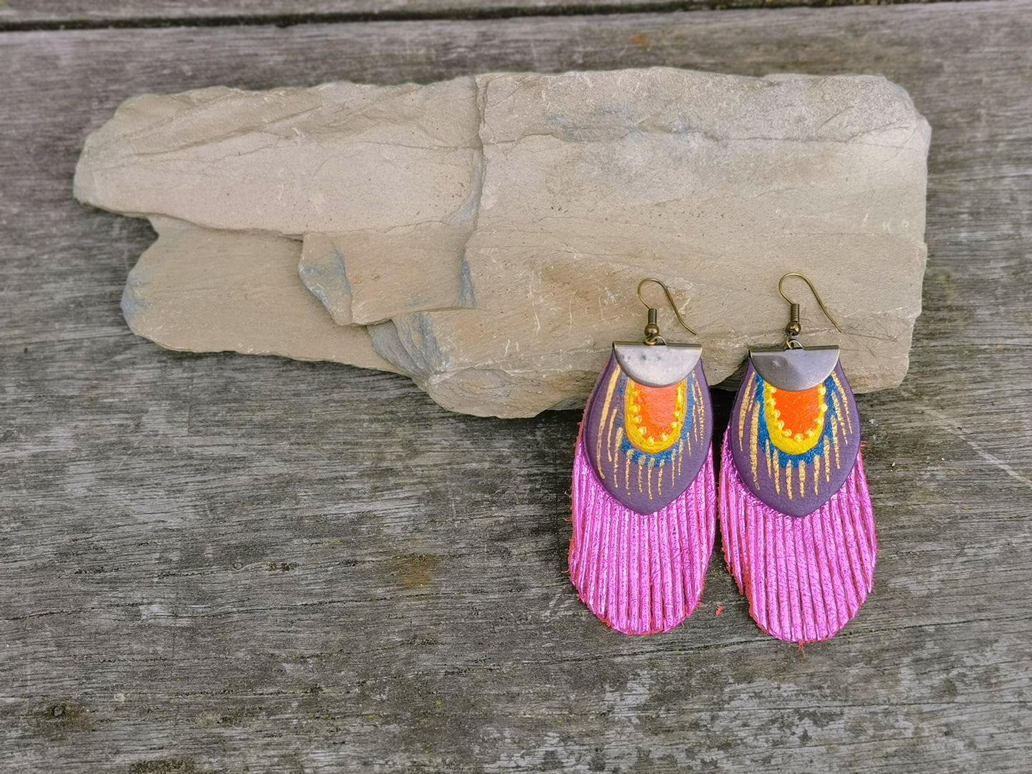 Round Feather earrings - metallic fuchsia