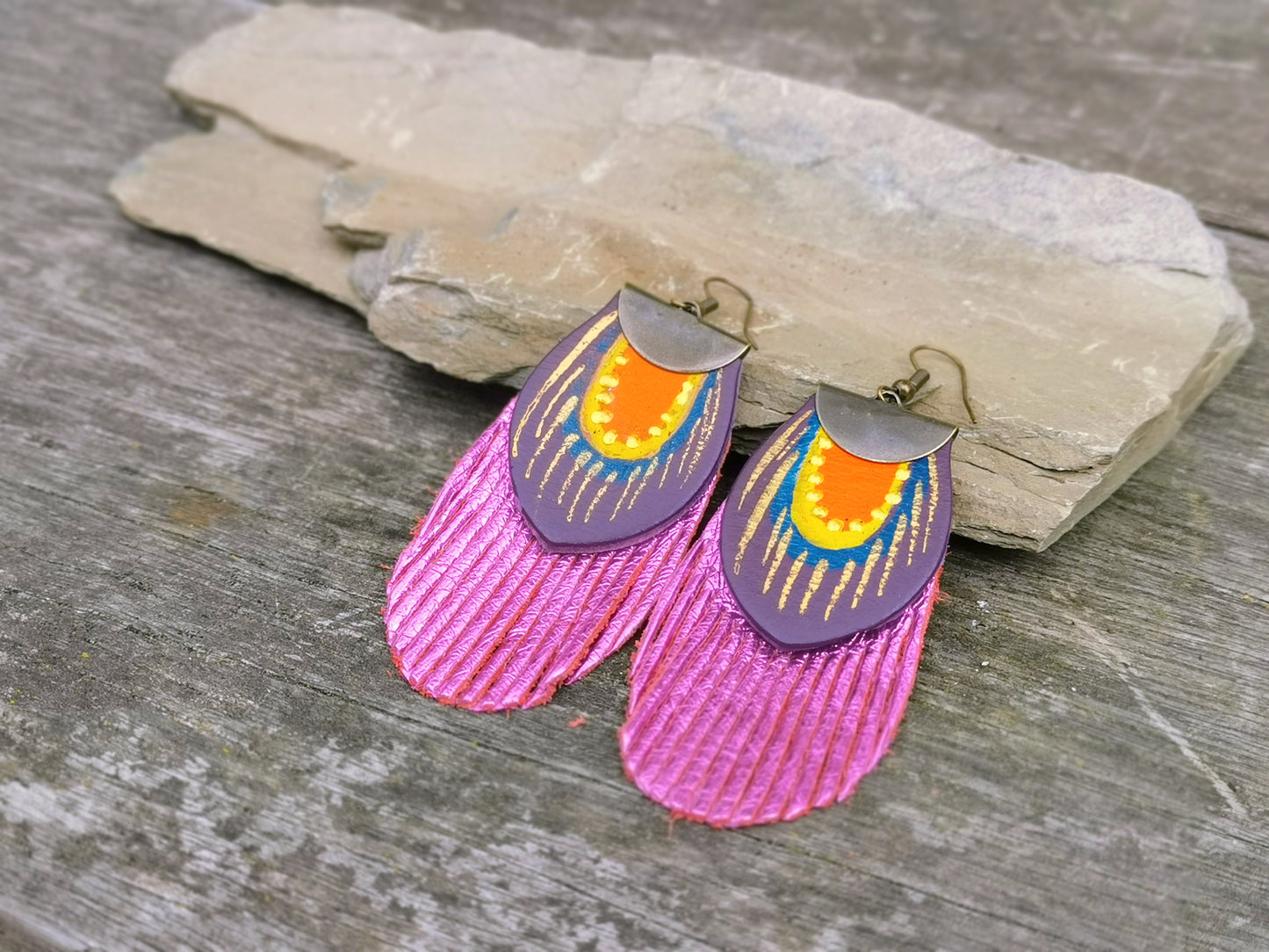 Round Feather earrings - metallic fuchsia