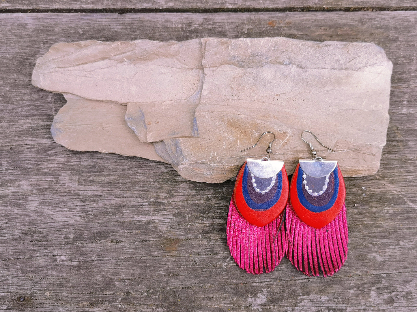 Round Feather earrings - metallic magenta