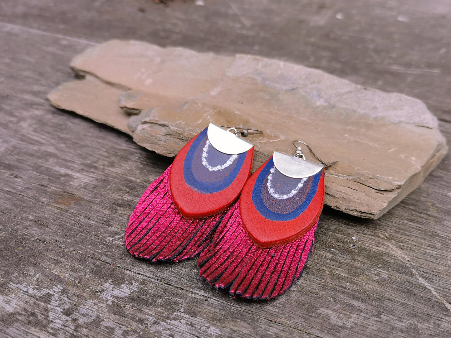 Round Feather earrings - metallic magenta