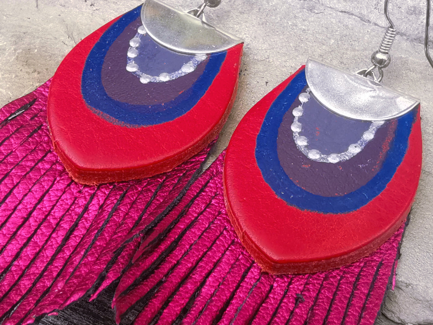 Round Feather earrings - metallic magenta
