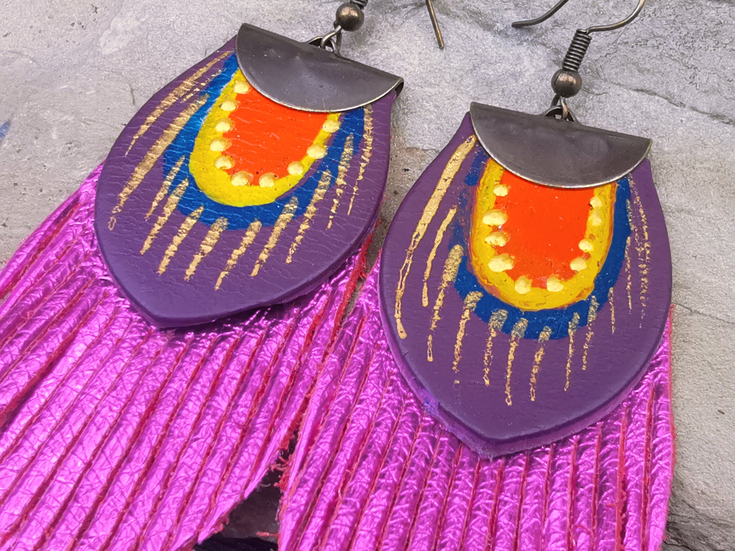 Round Feather earrings - metallic fuchsia