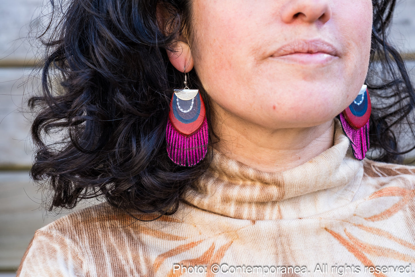 Round Feather earrings - metallic magenta