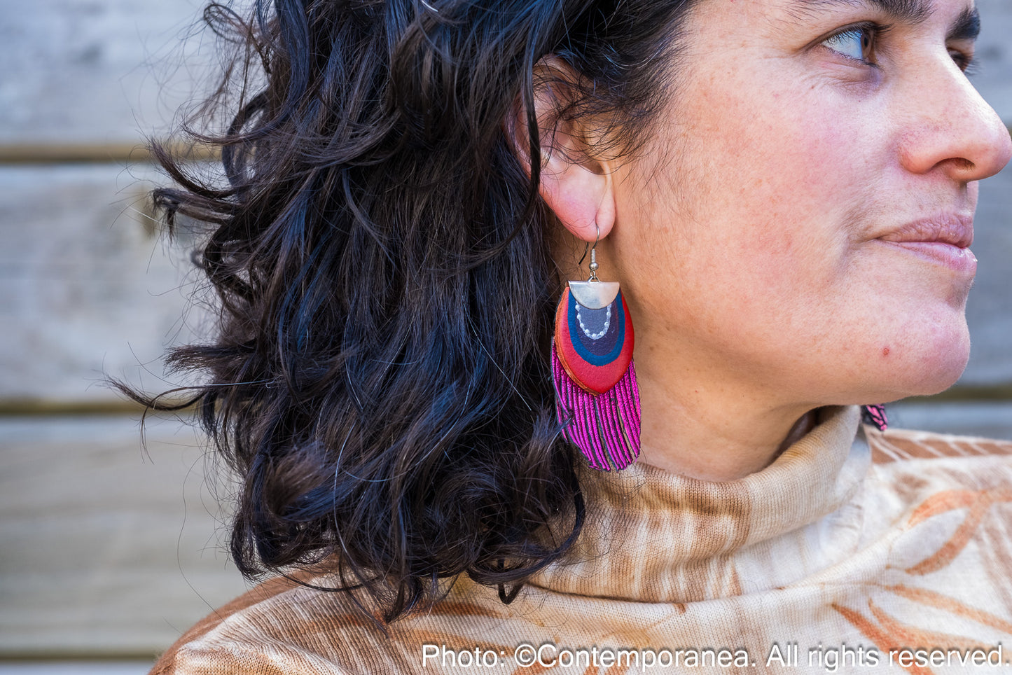 Round Feather earrings - metallic magenta