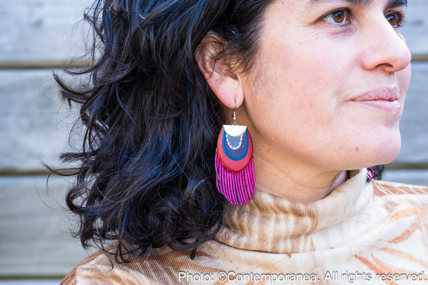 Round Feather earrings - metallic magenta