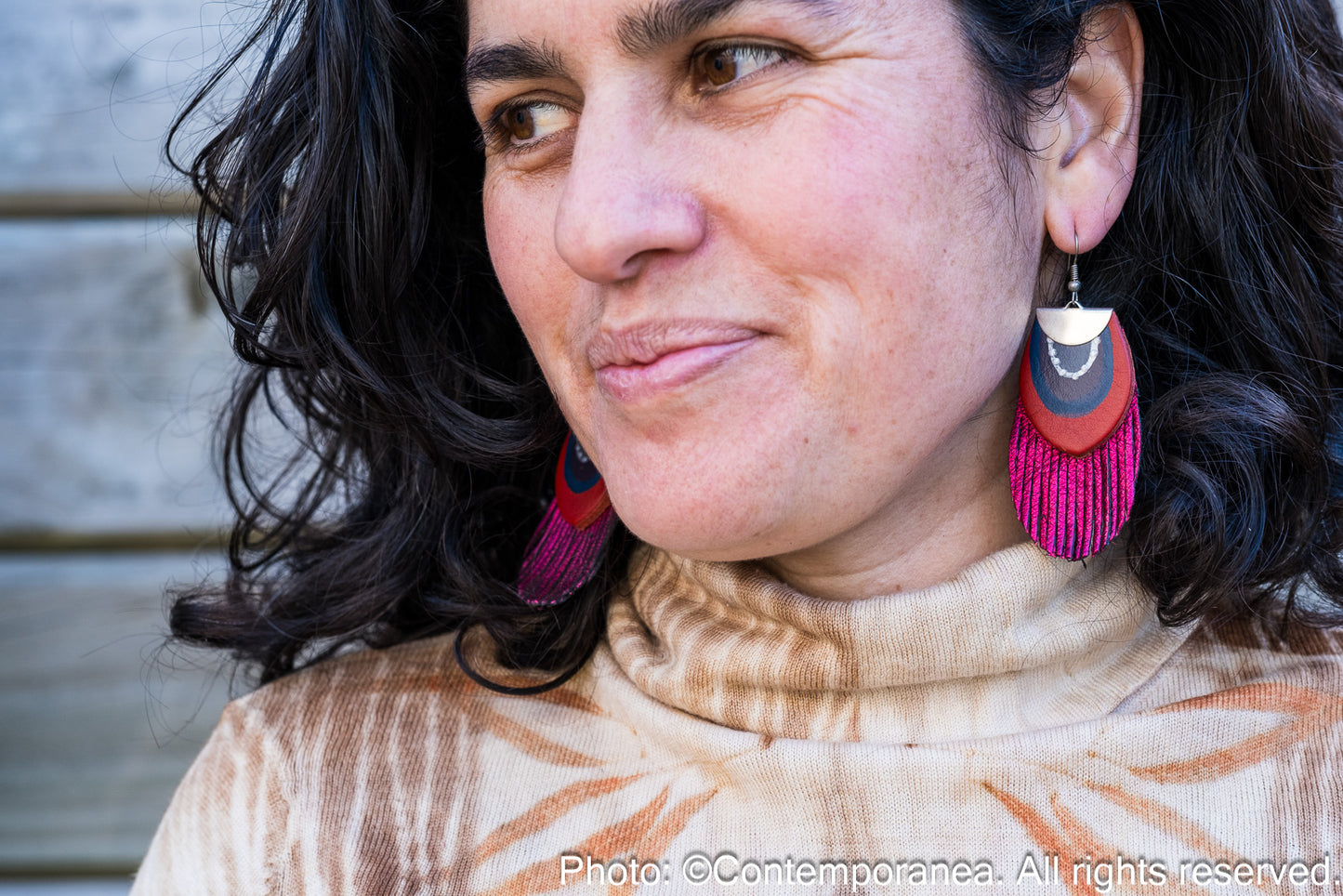 Round Feather earrings - metallic magenta