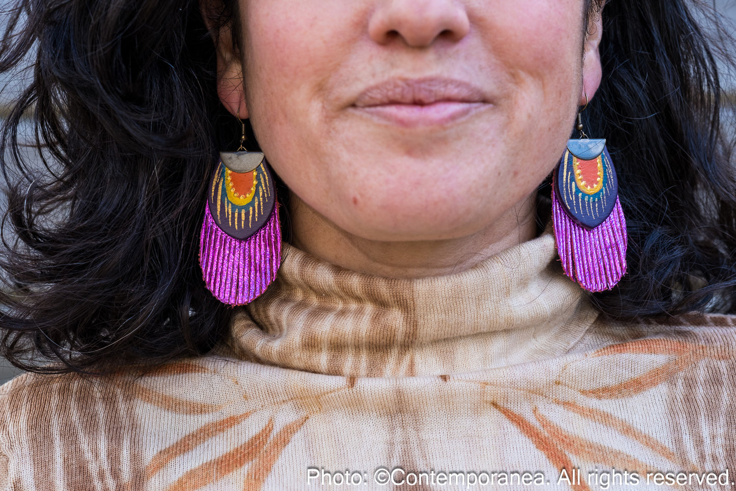 Round Feather earrings - metallic fuchsia