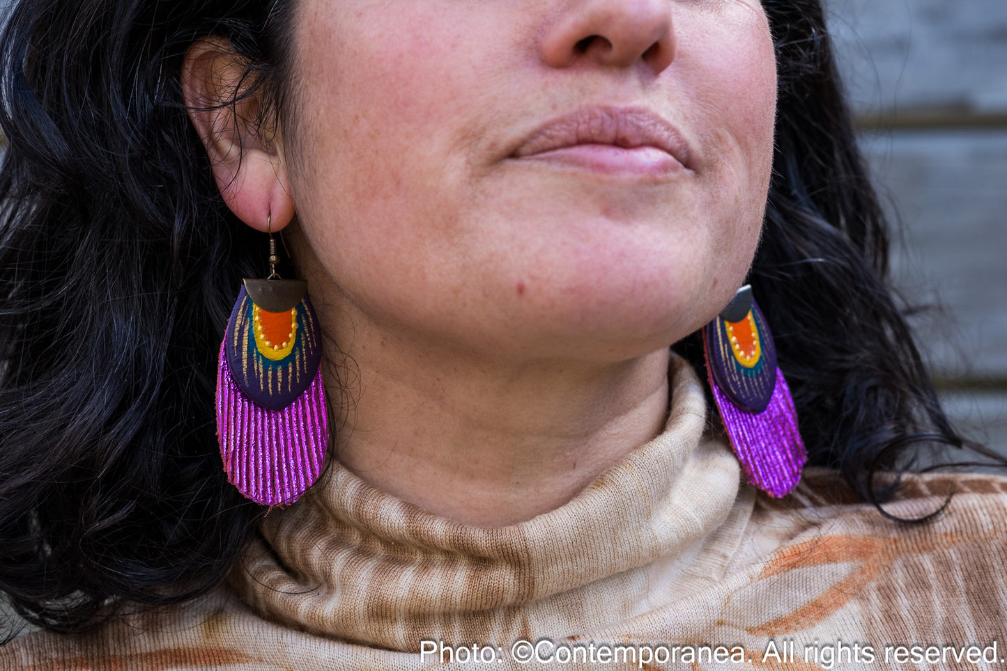 Round Feather earrings - metallic fuchsia