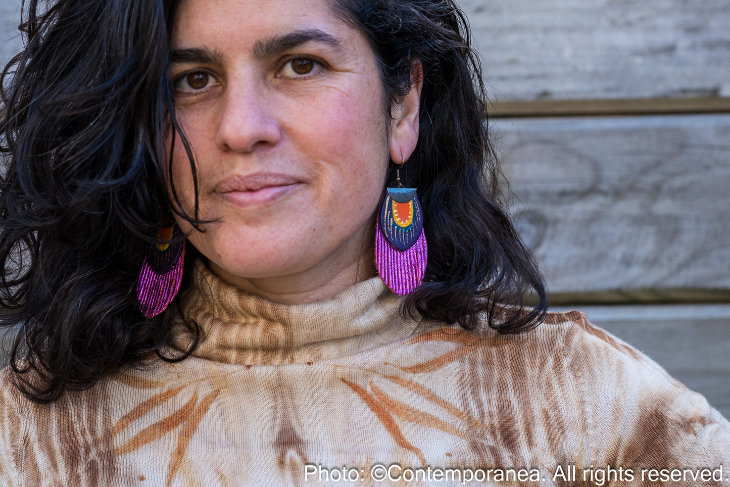 Round Feather earrings - metallic fuchsia