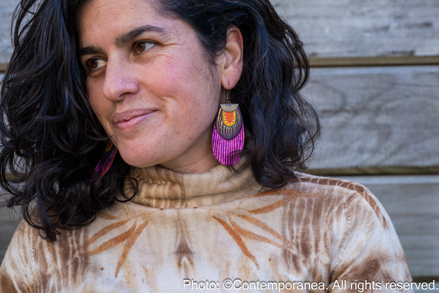 Round Feather earrings - metallic fuchsia