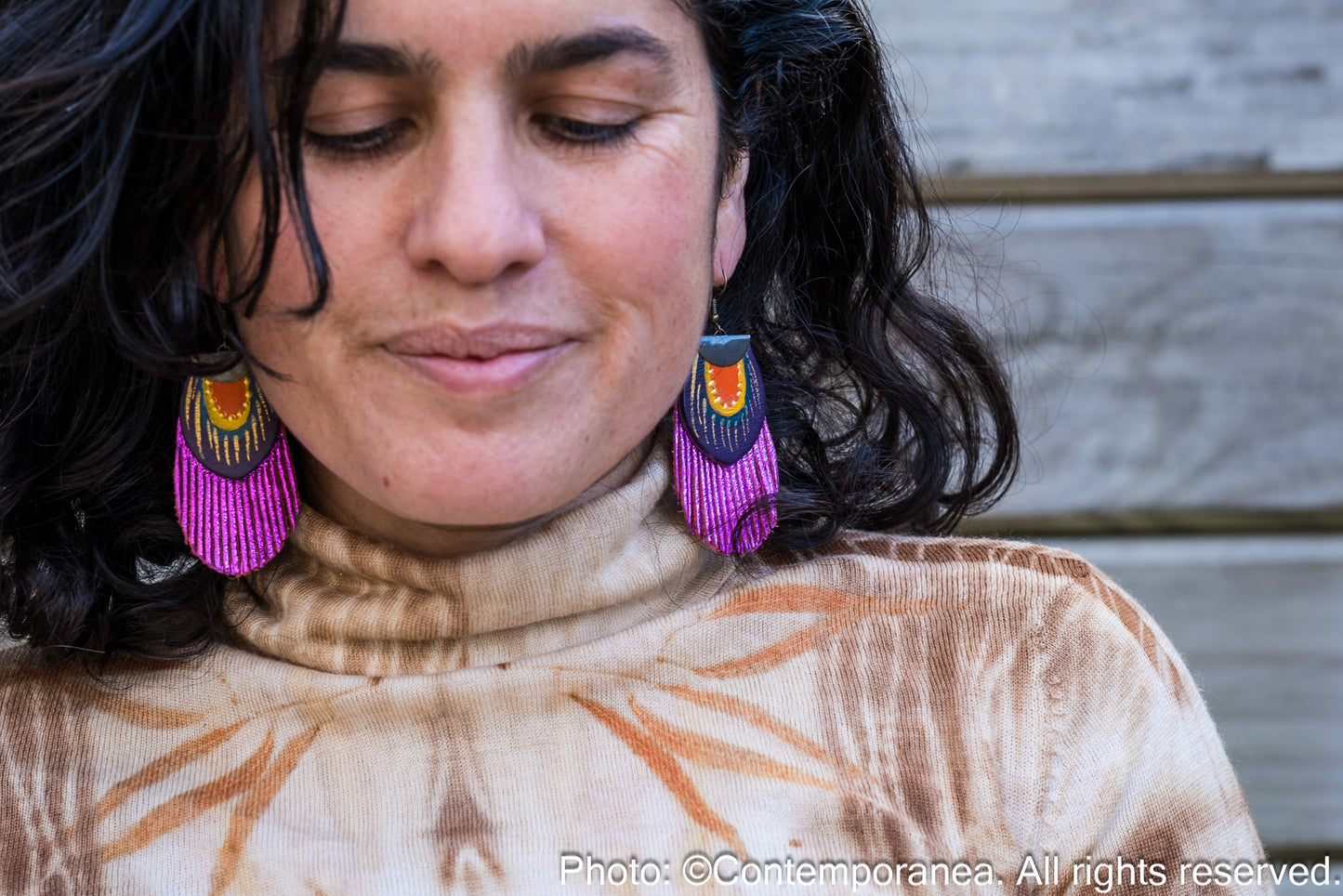 Round Feather earrings - metallic fuchsia