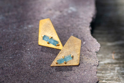 Trapezoids small gold-plated stud earrings with aquamarine