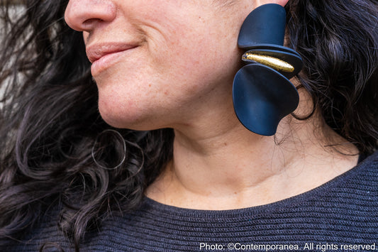 Calla lilies - Asymmetrical earrings in black