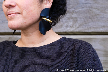 Calla lilies - Asymmetrical earrings in black