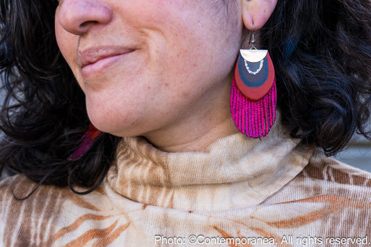 Round Feather earrings - metallic magenta