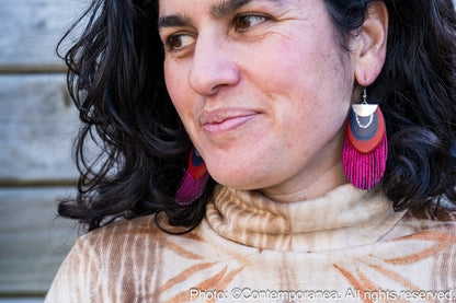 Round Feather earrings - metallic magenta