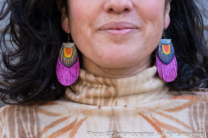 Round Feather earrings - metallic fuchsia
