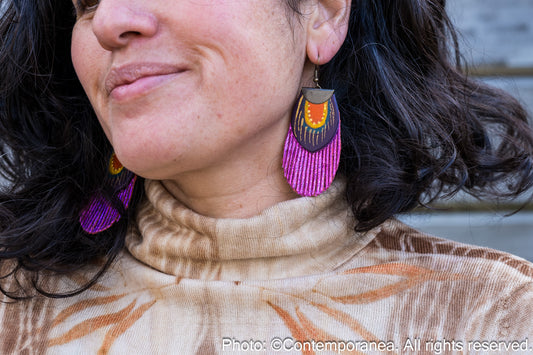 Round Feather earrings - metallic fuchsia