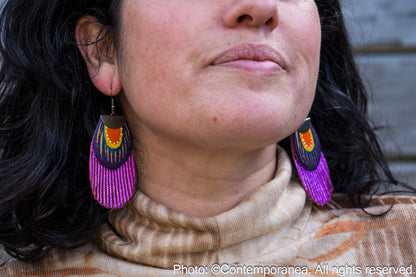 Round Feather earrings - metallic fuchsia